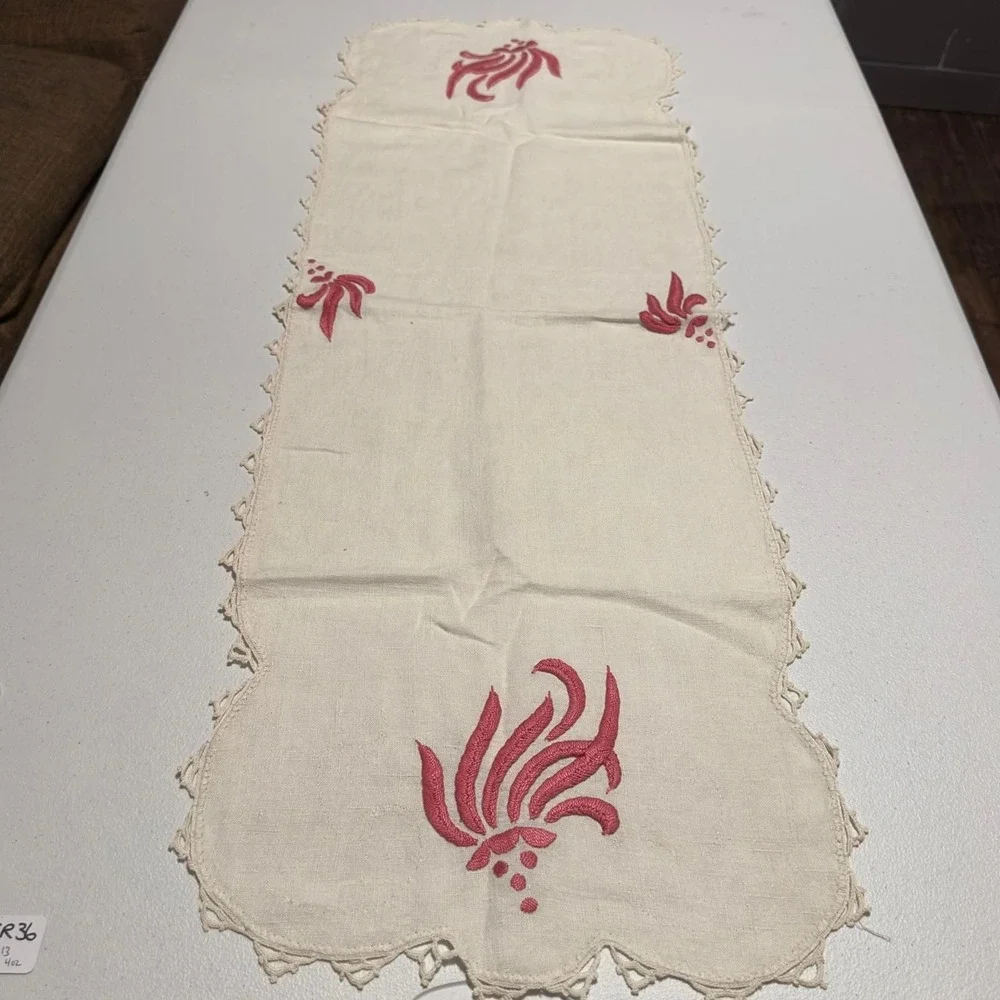 Table runner 40 x 13 –‎ Beige embroidered rose crochet trim